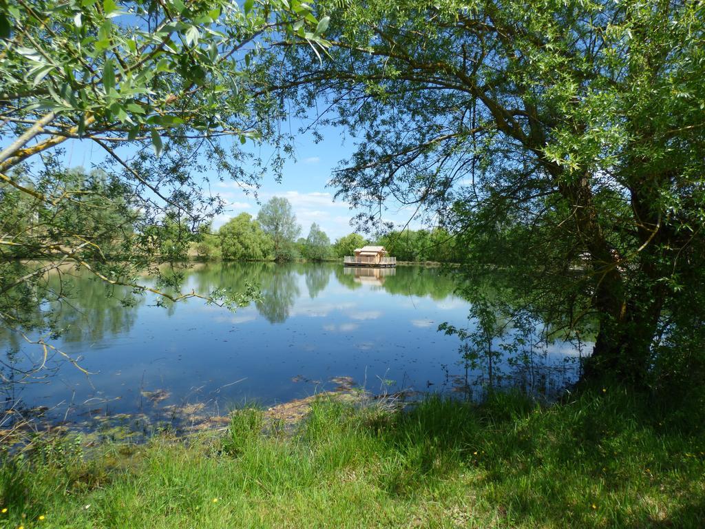 Cabanes Flottantes Du Lac De Pelisse Douzains Ngoại thất bức ảnh