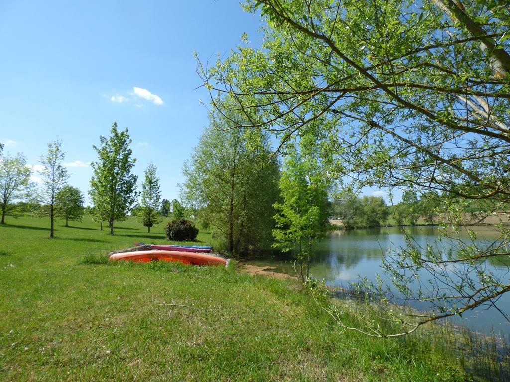 Cabanes Flottantes Du Lac De Pelisse Douzains Ngoại thất bức ảnh
