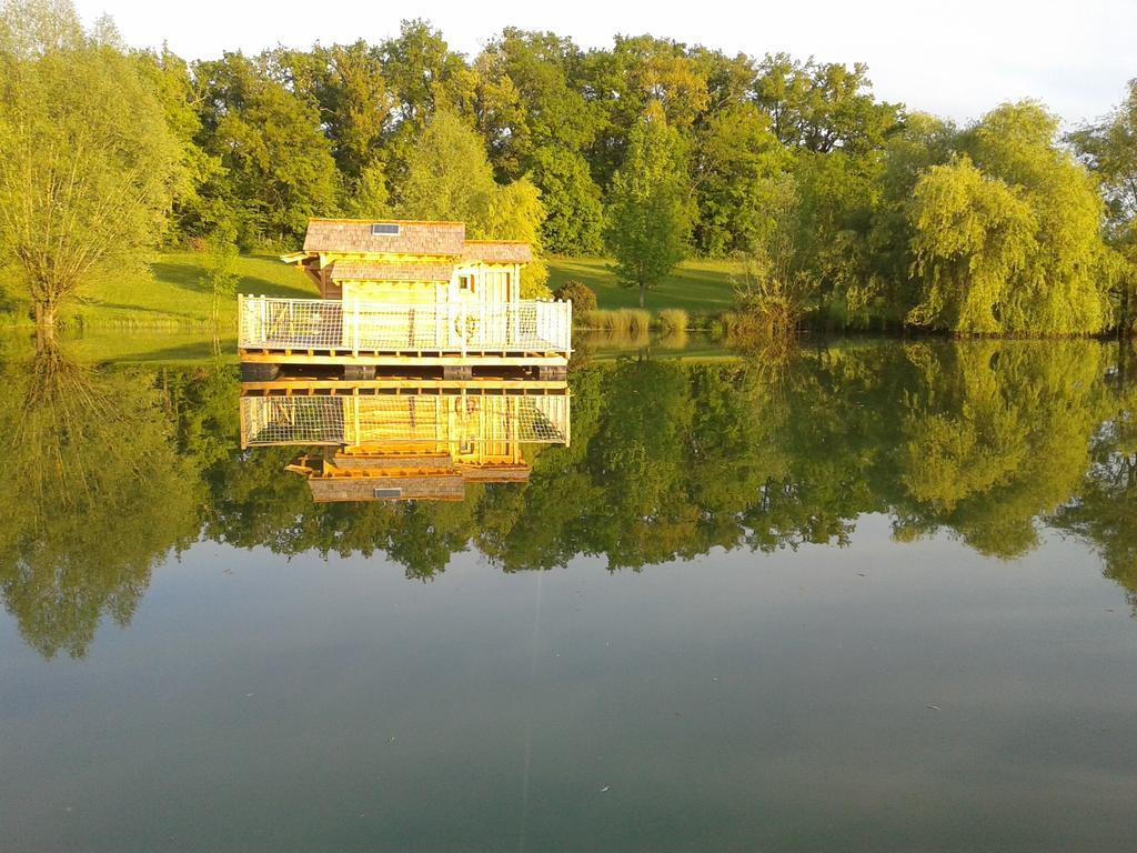 Cabanes Flottantes Du Lac De Pelisse Douzains Ngoại thất bức ảnh