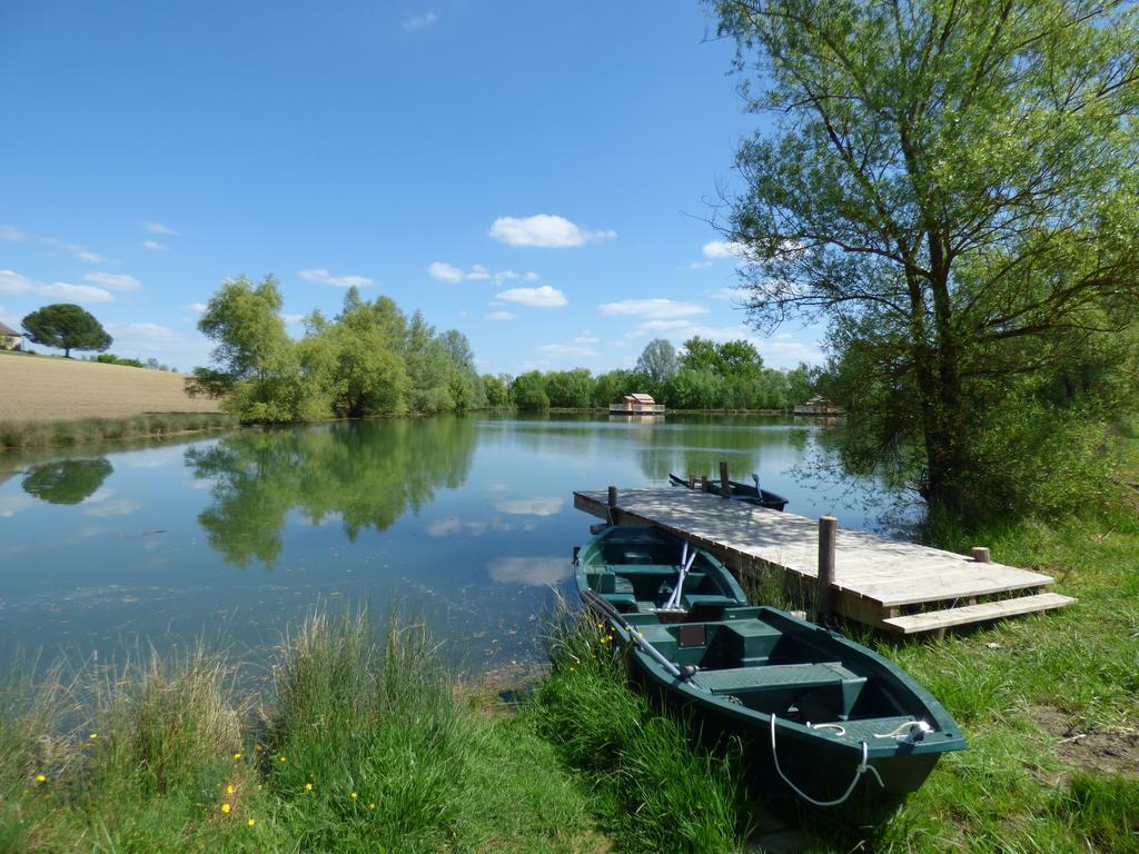 Cabanes Flottantes Du Lac De Pelisse Douzains Ngoại thất bức ảnh