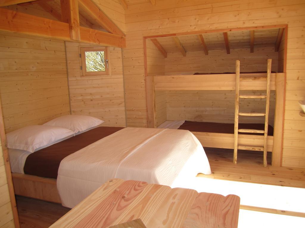 Cabanes Flottantes Du Lac De Pelisse Douzains Phòng bức ảnh