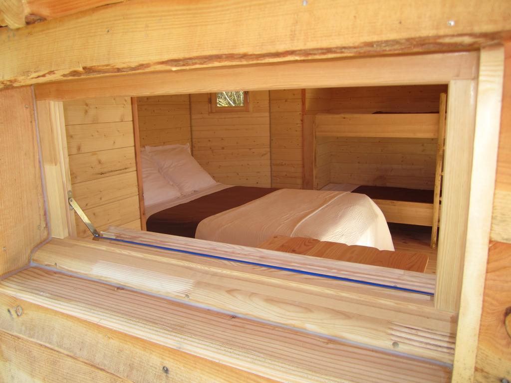 Cabanes Flottantes Du Lac De Pelisse Douzains Phòng bức ảnh