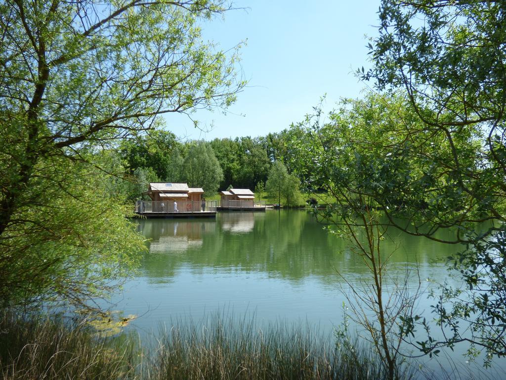 Cabanes Flottantes Du Lac De Pelisse Douzains Ngoại thất bức ảnh