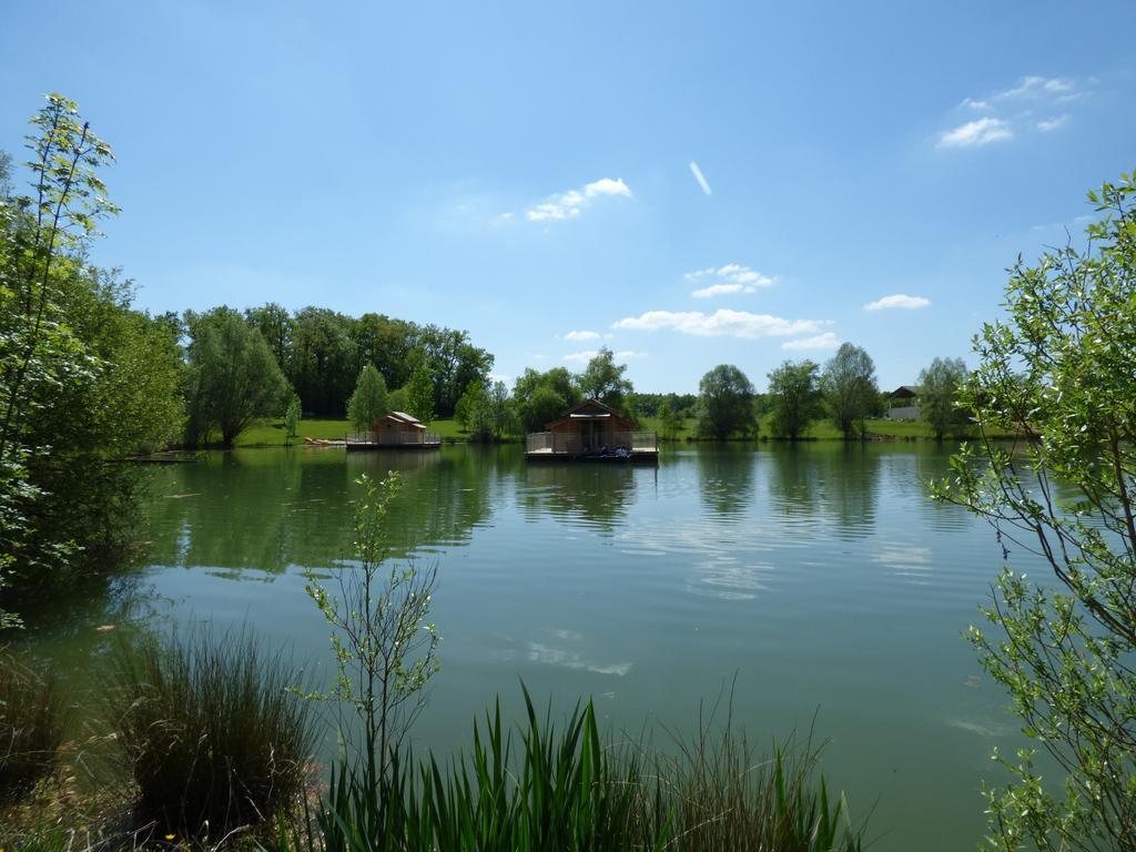 Cabanes Flottantes Du Lac De Pelisse Douzains Ngoại thất bức ảnh