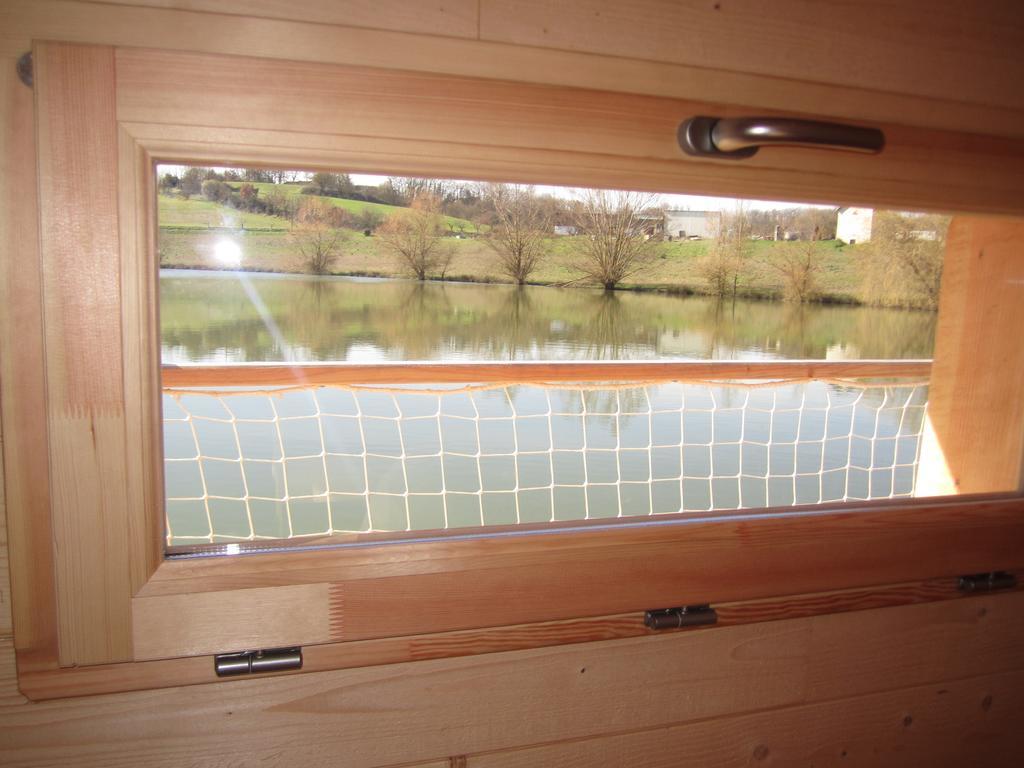 Cabanes Flottantes Du Lac De Pelisse Douzains Phòng bức ảnh