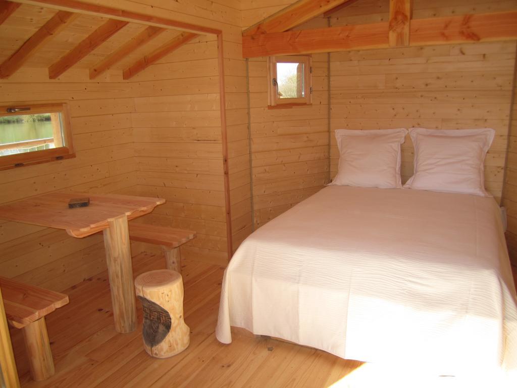 Cabanes Flottantes Du Lac De Pelisse Douzains Phòng bức ảnh