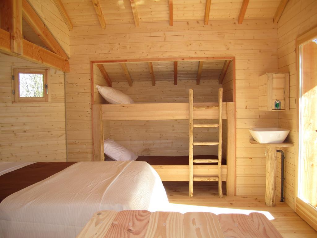 Cabanes Flottantes Du Lac De Pelisse Douzains Phòng bức ảnh
