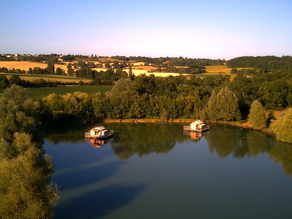 Cabanes Flottantes Du Lac De Pelisse Douzains Ngoại thất bức ảnh